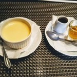 ビストロ・ぽわぶる 西口店 - 夢見プリン！２皿で豪勢なプリン！見た事ない！食べ方の説明があります。