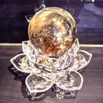 ビストロ・ぽわぶる - カウンターに置いてあったオブジェ！水晶玉みたいで美しい！