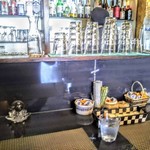 ビストロ・ぽわぶる - バーのようなカウンター。夜も良い雰囲気になりそう！