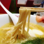 黄金の塩らぁ麺 ドゥエイタリアン - 麺