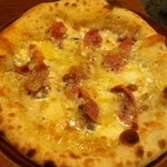 サラサ３ - 生ハムとクルミ、たっぷりチーズのピッツァ