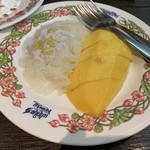 タイ国料理 ゲウチャイ - カオ ニァオ マムアン(800円)ナムドックマイ種のマンゴーとココナッツミルクをかけた蒸しもち米デザート(季節による)