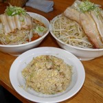 らーめんでぽっと - 手前は半チャーハン、右奥が野菜増し増しのサイズ