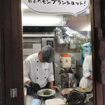 スイーツ カフェ キョウト ケイゾー - 最後まで見てると、撮影用にポーズとってくれるらしい…（私は見逃した）