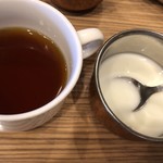 インド村 - ホットコーヒーとパイナップルヨーグルト