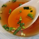 横浜ラーメン - 琥珀色したスープはシンプル。