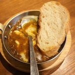 ヒロ ムネトモ - お通し　チーズカレーとバケット