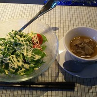 鉄板焼 たまゆら - サラダとスープになります