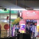 ヒークティー - 店の前に巨大タピオカドリンク