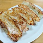 Nomimeshiya Ippuku - 焼き餃子。包み方も個性的。