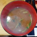 逹鮨 - 濃いだけじゃないおいしい赤だし。具材にアラでも入っていると、なおうれしいです。（←ぜいたく言ってごめんなさい）