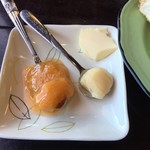 紋 - ジャム、ハチミツ、バター。このハチミツは美味しかった