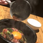 焼肉 うしみつ - キノコとサーロインのひつまぶし風石焼和牛トリュフご飯