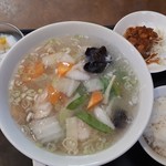 豫園飯店 - 海鮮入りつゆそば(塩味)と白飯　から揚げ、杏仁豆腐はサービス