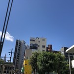 はらまさ - 左が四谷4丁目のバス停、右がラーメン屋さん。
      ラーメン屋さん を 過ぎてすぐのドアから階段を下に降ります。エレベーターもあります