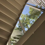 はらまさ - 階段を降りると お隣の公園の緑と青空が綺麗です