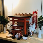 はらまさ - お店の前のお稲荷さんです