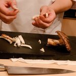 はらまさ - 親方が松茸を割いてくださっています^_^