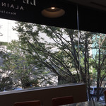 ル・ショコラ・アラン・デュカス 六本木 - 六本木名物、マリオカートが見えます