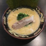 Yokohama Ie Keira-Men Shinzan - 濃厚とんこつラーメン（醤油）