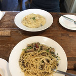 Trattoria tanabata - 奥：チーズのリゾット、手前：茄子と木の子と秋刀魚のスパゲッティ