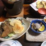 斉北荘 - パリっパリのニジマス唐揚げ、ちょい甘いタレがかかってました。にんぎょう茸のお浸し、南瓜とベーコン炒め、松茸やさつまいも、かぼちゃ、ズッキーニなどの天ぷら。