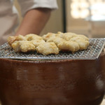 天ぷら料理 花歩 - 香りつけに炙ります