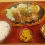 Joifuru - にんにく醤油の揚げ鶏鉄板定食