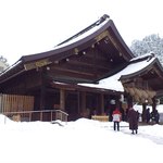 おくに - 雪の出雲大社　最終拝観が終わると解体される覆い（背景にうっすら）