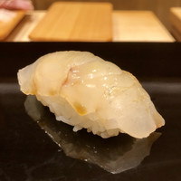 鮨 竜介 - ひらめの昆布締め