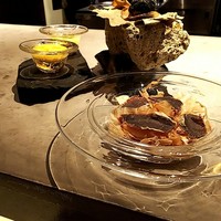 グラール - バターナッツ(南瓜)のプリン
                    蝦夷鹿(4ヶ月)のビーフジャーキーと鰹節
                    フォアグラ、いぶりがっこ、里いものチップス、回りの黒いのは焦がし玉ねぎ