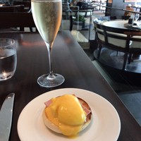 フレンチ キッチン - エッグベネディクト。