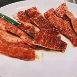 焼肉 昇 - 左からバラ、ハラミ、ロース。
赤身3種盛り¥2,980。