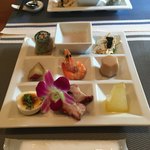 ウーロン - 料理写真:たっぷり9種の前菜。一品毎に説明されましたが、多過ぎて私の頭では無理 (>_<)