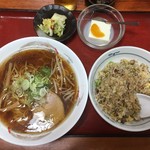 Chuugokuryouri Miyoshi - キャーーー！！！チャーハンとラーメンのセット！！！
                        ランチのお得なセットでな・なんと！¥850！！！
                        
                        9月迄は¥800だったらしい。
                        
                        フルサイズのチャーハンとラーメンでこの値段は素晴らしい！！！
                        