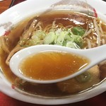 Chuugokuryouri Miyoshi - ではラーメンを・・・
                        
                        どれ！
                        
                        んんんーーーー生姜！
                        
                        中華スープ的な汁に生姜！
                        
                        
                        