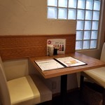 リム ロス タイ - ～リムロスタイ～
      内装、テーブル席