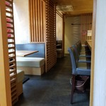 リム ロス タイ - ～リムロスタイ～
      内装、テーブル席よりカウンター席を覗む