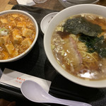 赤尾飯店 - 半麻婆丼と半ラーメンのセット（ラーメンに変更）