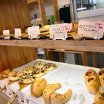 Chiisana Panyakikoubou Buran - 総菜パン陳列棚