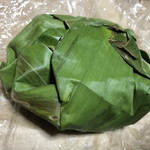 オカスバカレー - バナナの葉っぱに包まれているサマ