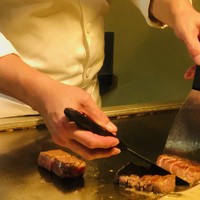鉄板焼キュイジーヌ バンブー グラッシィ 恵比寿店 - メインの和牛を鉄板調理！