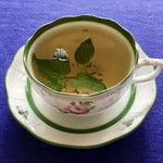 レ セゾン - 【追加】ティザン(Tisane)のハーブの配合を自ら行う Thierry Voisin シェフの真似をして、今朝、自宅で育てているペパーミント(生) を市販品に加えて飲む。おいしさアップ。