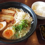 げんこつらーめん - げんこつラーメン+味玉（700円）　御飯（昼は無料）