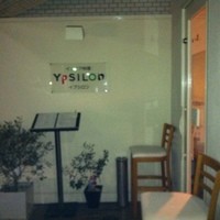 イプシロン - 角地にあるお店。そして入口