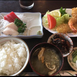 小松屋 - おすすめメニュー　刺身・フライ三点盛り　1000円