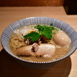 自家製麺 MENSHO TOKYO - ラム煮干中華そば（味玉）@税込890円：全景