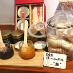 野菜がおいしいカフェ LONGING HOUSE - 最中に粒あんと金柑あんを詰めます