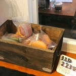 野菜がおいしいカフェ LONGING HOUSE - 自然素材のマカロン。萌黄（野沢菜）、秋月（かぼちゃとアーモンド）