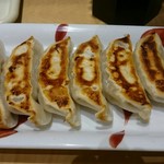 丸源ラーメン - ニンニク入り餃子。ラー油たっぷりで美味しい。